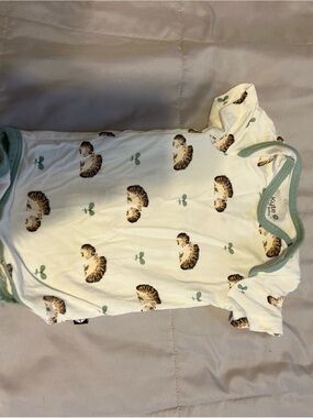 NWOT Kyte BABY Cream Hedgehog Print Baby Pajama Top with Green Trim